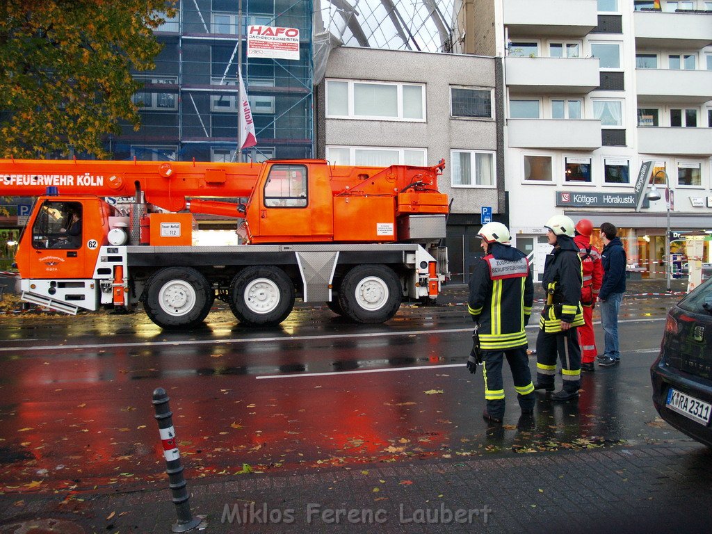 Sturm 3 Geruest droht auf die Strasse zu stuerzen Koeln Kalk Kalker Hauptstr   P034.JPG